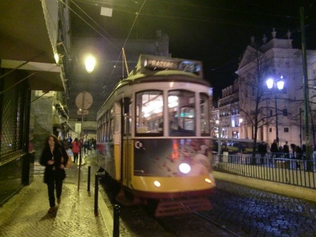 と、言いながらも一頻りホテル内部をはしゃぎながら見学し、気がつけばもういい時間。<br />路面電車でバイロ・アルトに向かいます。<br />28番の路面電車はホテルからもすぐ乗れてとても便利でした。