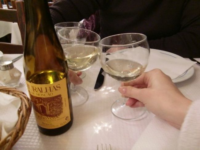 この日はネットでいい評判を見つけたTasca do Manelというお店。<br />まずはVino Verdeで乾杯。<br />これ、旨いです。アルコールも低めでいくらでも飲めてしまいそう。