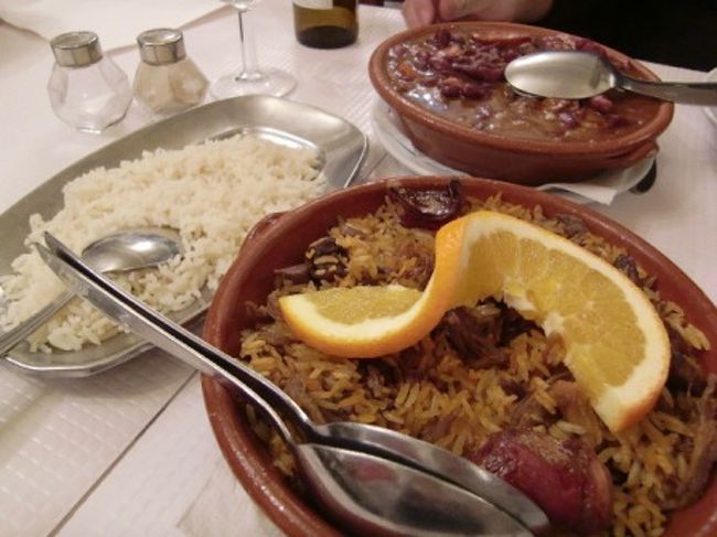 メインのArroz de patoと猪とレンズ豆の煮込み。どちらも最高。<br />このお店は特にかもしれませんが、ポルトガルのご飯は本当に旨いです。<br />こちらは地元の方の利用が多いようですがお店の人はとても親切でオーダーにも困りません。<br />お勧めです。