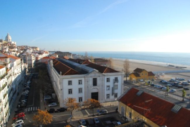 翌日は大みそか。大みそかもいい天気です。<br />屋上からテージョ川をのんびり眺めます。