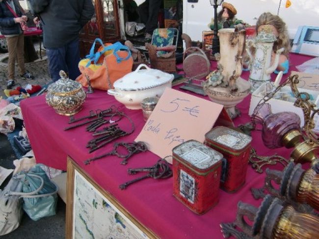 この日は夕方にはロカ岬に向かう予定。<br />それまでリスボン市内をぶらぶらします。<br />カテドラルを見ながら泥棒市に向かいました。<br />大みそかということもあってか大賑わい。<br />並んでいるものは写真のようにガラクタが多いですが、綺麗なガラスや手作りアクセサリーなども並んでいて妻はあちらこちらでいろいろと物色。<br />結局妻はアクセサリー、私はリスボンの街並みを描いた小さい油絵を購入。