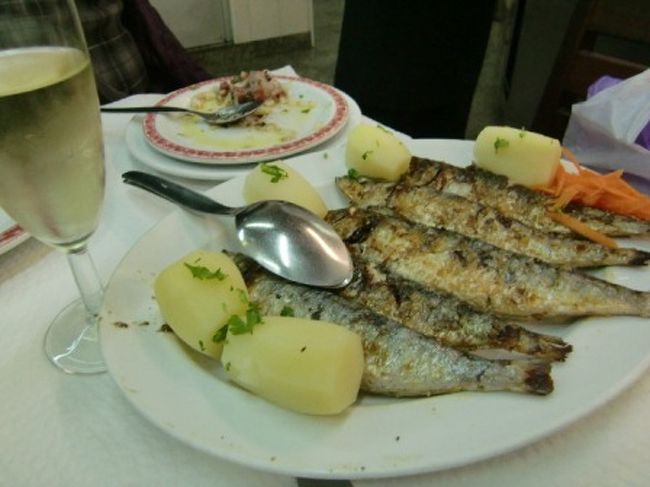 完全に食い倒れ旅行記になってきましたが、生カステラの後に向かうは今日のランチ。<br />バイシャ地区にあるBalealというお店。<br />海のあるリスボンに来たからにはシーフードを食べなければということでチョイス。<br />イワシの丸焼きなんですが、これが何故か最高に美味しい。