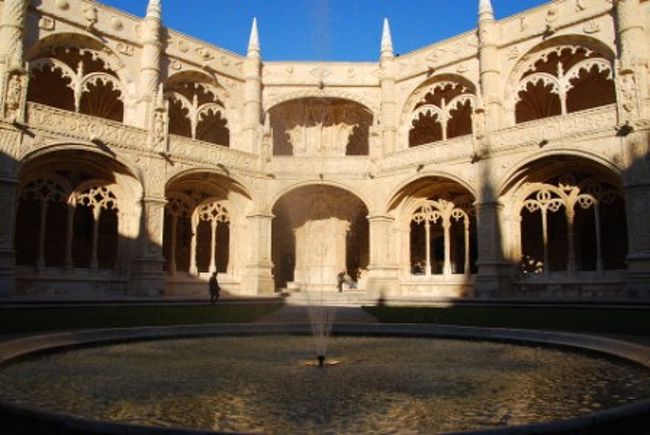 食後はロカ岬に向けて出発。<br />まだちょっと早いので市電15番でベレンにあるジェロニモス修道院に立ち寄ります。<br />いろいろ見てきた後だとインパクトには欠けますがこれも美しい建築です。