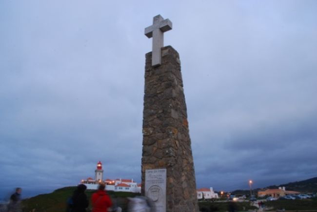 ベレン駅から電車でカスカイスまで移動。<br />カスカイスから403番バス(バス乗り場は駅向かいのモールの下)でロカ岬に向かいます。<br />ベレンから合計1時間半ほど、ユーラシア大陸の最西端に到着です。