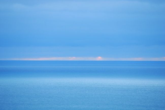 しかし、見渡す限り一面曇り。。。こんなにお天気に恵まれた旅だったのに今日に限って。。。<br />ま、ちらっとだけ雲の間から太陽の光が見えたので、これにて2011年最期の夕日を眺めたということにしましょう。<br />レンタカー返却のスケジュール上ロカ岬は電車とバスでやってきましたが、レンタカーのほうが断然おススメです。<br />とにかくバスの本数が少なく、土産物屋兼レストランも冬には日没の時間には閉めてしまうので<br />ほかの観光客と一緒に寒空の下バスが来るのを30分以上待っていました。。
