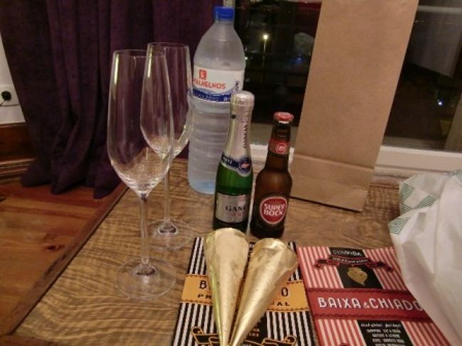 ようやくリスボン市内に戻ってきましたがどこのレストランも大みそかのパーティーで一杯。<br />ファドを聴きながら年越しでもと思っていたのが当てが外れてしまいました。<br />妻の体調も優れず、そもそも昼飯を食いすぎていたので<br />この日はちょっとしたつまみとVinho Verdeを買い込み、ホテルでプチカウントダウンパーティーとします。