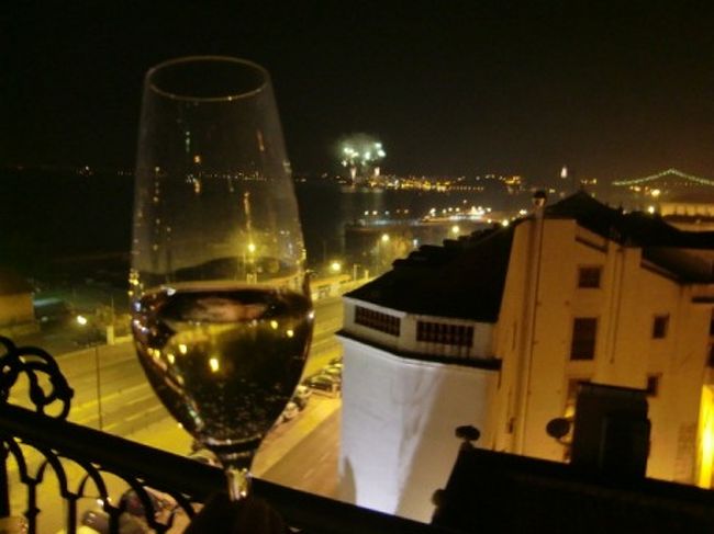 何はともあれ2011年とこれまでの旅、そして2012年とあと少しですが残りの旅を祝して妻と乾杯です。<br />いい年越しをリスボンで過ごすことができました。