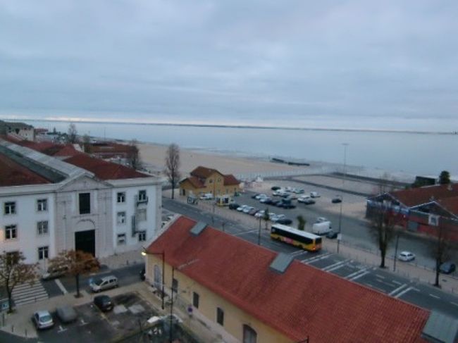 翌朝ロカ岬でのサンセットが見られなかったので初日の出でリベンジと思い<br />眠い目を擦りながら屋上へ出るも一面曇り空。<br />この旅で唯一の曇り空が31日夕方と1日朝だけでした。<br />年末年始だけお日様が拝めないとは。。