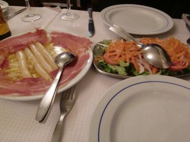 ホワイトアスパラと生ハム。シンプルだけど絶品。<br />ワインが進みます。