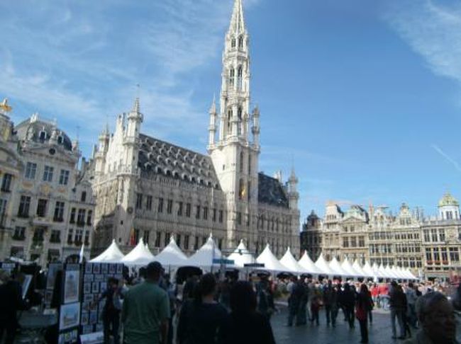 Belgian Beer Weekend！<br /><br />会場は2カ所。<br />グランプラスと証券取引所。前年まではグランプラスのみであったが、この年から新たに証券取引所が会場に加わった。<br /><br /><br />まずはメイン会場となるグランプラスへ〜！<br /><br /><br />白いテントのスタンドが並んでいた。<br /><br /><br />