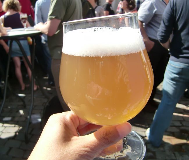 最初に一人につき1枚、グラス交換用コインを購入する。<br /><br />ビールを王冠で引き換える時にグラス用コインも必要なので、1杯飲み終わったらグラス用コインを返してもらうために、購入したお店までわざわざ返却しにいき、グラスとコインを再び交換。。。<br /><br />つまり、、、<br /><br />もうすぐ飲み終わりそうだから次を買っておこう〜！なんて出来ない。<br /><br />