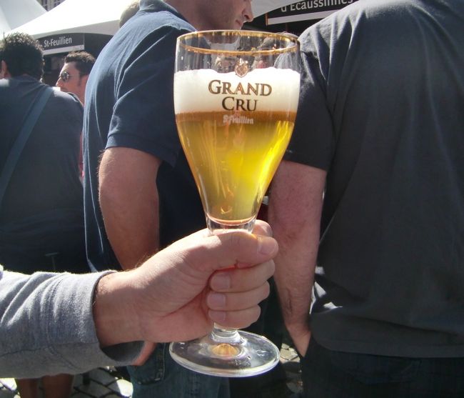 どのスタンドもビールを交換する人と、飲み終わったグラスを返却する人で込み合っているので、一杯飲んで次の一杯に辿り着くまでかなり時間を要する。。。<br /><br />↑コレ、なんとかならないの？？