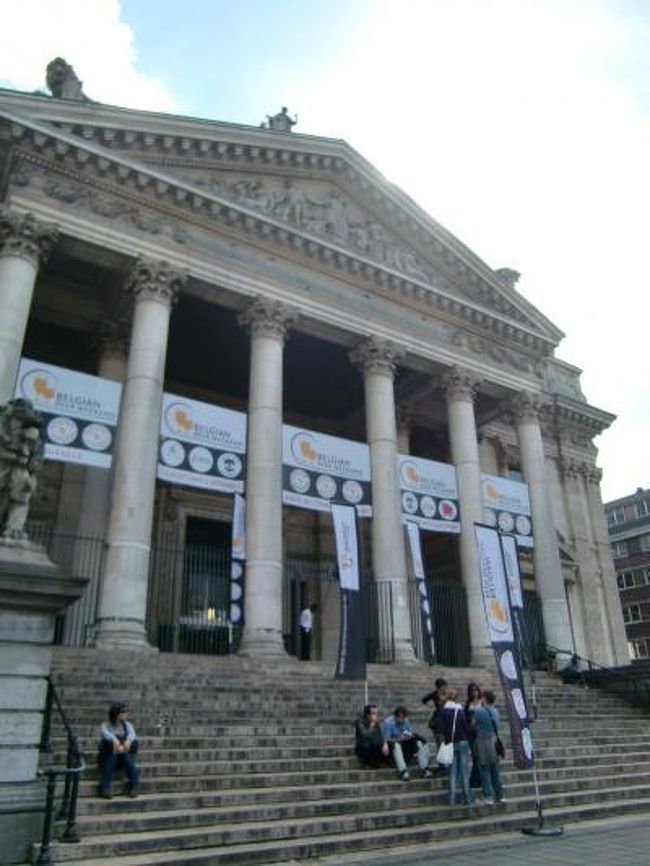 メイン会場を楽しみ、もう一つの会場の証券取引所へ〜！<br /><br />グランプラスから徒歩5分くらいと近い。