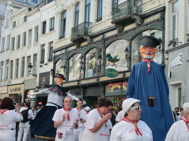 変な被り物がいたり・・<br />