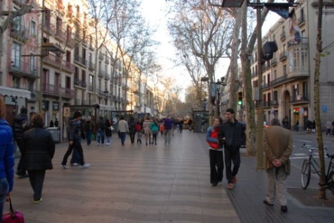 時間はお昼時だったので早速ランチがてら街歩きへ。<br />ランブラス通りを南へブラブラ。