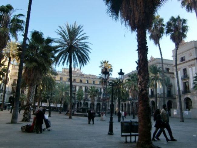 レイアール広場に到着。<br />日差しが陰ってちょっと寒い広場の風景です。