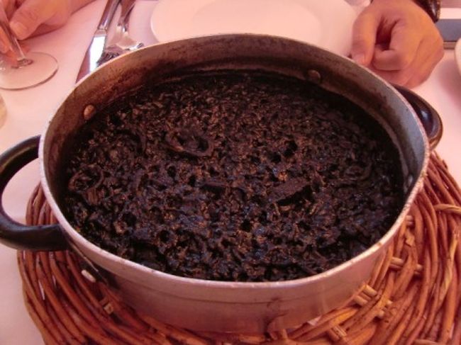 ここでこの旅初めて満を持してArroz Negro、イカスミのパエリアをオーダー。<br />いやぁ、旨い。<br />ちょっと遅れてのランチでしたが入る時はまだ行列が出来ていました。
