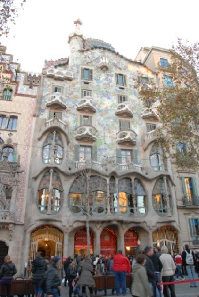 その後も散歩を続けます。<br />今度は街を北上しアシャンプラ地区へ。<br />ガウディ建築をちょこっと見て回ります。<br />Casa Batllo、結構入場料高いし混んでいるので外から眺めます。
