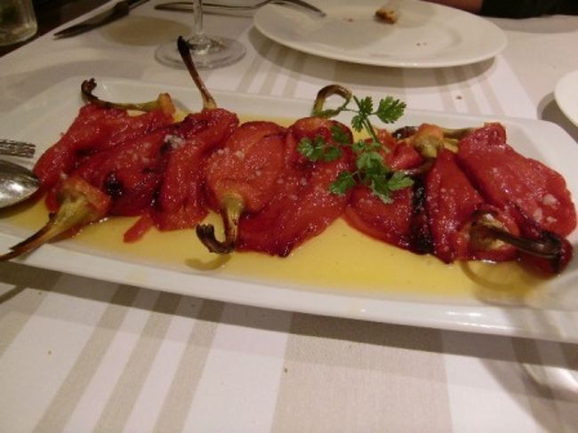 表はピンチョスメインのバルですが奥にレストランがあります。<br />ここも美味しかったなぁ。<br />写真はパプリカ(というよりしし唐に近い?)のマリネ。