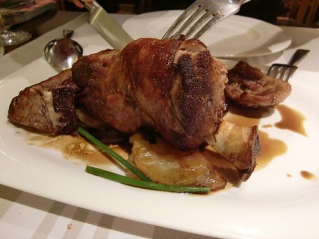 肉です。豚肉です。<br />かたまりでドンッです。<br />文句なく旨い。<br />この日も大満足でホテルに帰宅です。