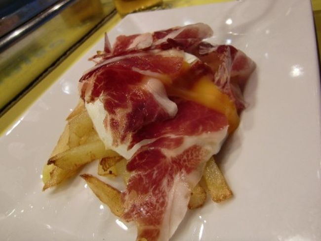 朝食は見て回った中で一番旨そうなバルへ。<br />何頼んでも旨い、まいった。<br />名前忘れちゃいましたがポテトフライと卵とハモン。<br />朝からビールが進んでしまいます。
