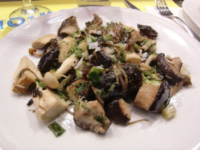 キノコのソテー、岩塩が味を引き締まってます。