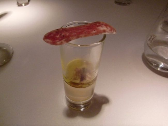 ここもいいお店でした。何よりも楽しませる料理が多い。<br />いろいろなブログなどでも紹介されているみたいなので料理の写真は多く載せませんが、<br />まずAmuseで出されたのが写真の料理。<br />コップの中にはトマトジュース(といってもそのまま絞ったものではないらしく赤くない)クルトン(のようなパン)と上にはサラミ。<br />パン・コン・トマテをアレンジしたものとのことでしたがまさにその通りの味。<br />この後も味はもちろん遊び心のある料理がいっぱいでした。