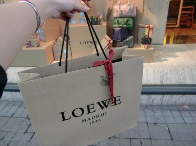 美味しい食事の後はお買いもの。<br />いろいろ吟味した結果妻はLoeweのバッグをクリスマスプレゼントにご希望とのこと。<br />新婚旅行の思い出となるプレゼントということでご購入。