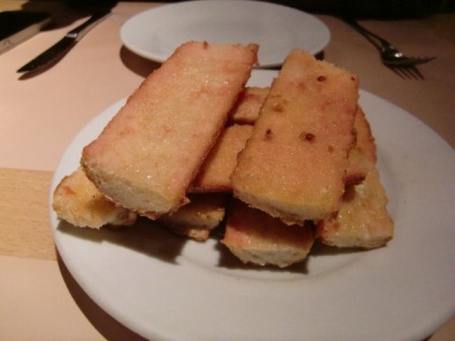 どれにしようかと妻で悩んでいところ隣のスペイン人ご夫婦が我々がメニューがわからないと思ったのかいろいろおススメを教えてくれました。<br />単純に食べたい物を絞れないで迷っていただけなのですが、ここはこのご夫婦のおススメに乗ってみることに。<br />写真はパンコントマテ、どこで食べても間違いなしです。