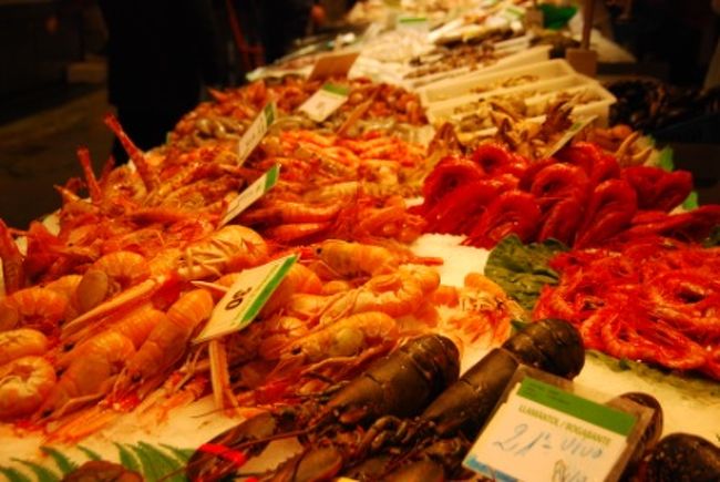 翌朝、またまたサン・ジュセップ市場へ。<br />前日の朝食が忘れられずに再訪。<br />この日も市場には美味しそうな食材が並んでいます。