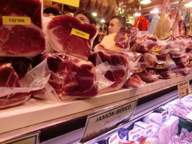 ハモンイベリコ、並んでいる様が築地のマグロのようでした。<br />後でお土産用に購入しました。