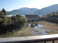 芦ノ湖が見えて、まず写真の「湖尻水門」に着きました。

湖尻水門の外側です。

水はほとんど流れていませんが、ここが先程の「早川」の源です。