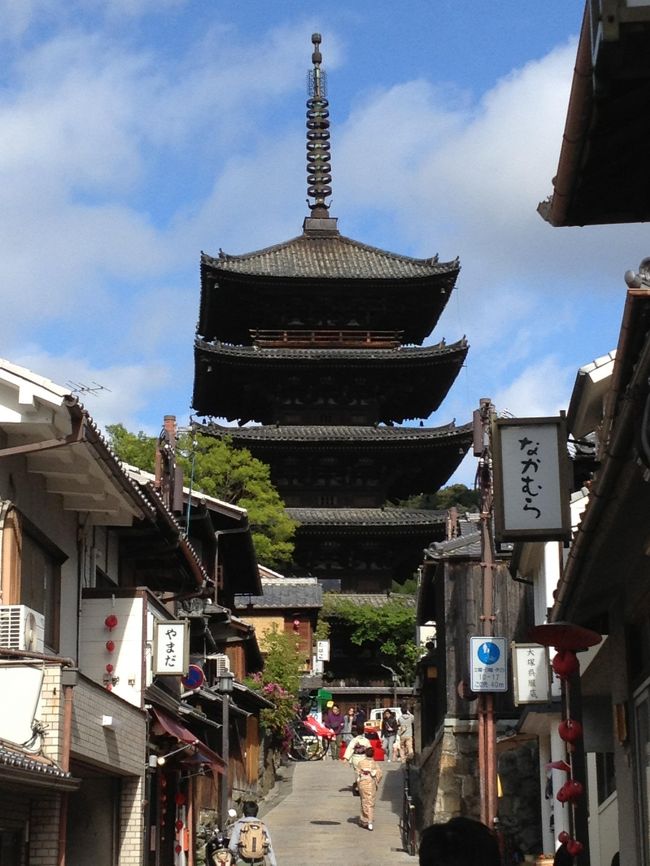 そして、来た道を逆戻り。<br />途中の脇道に入って、八坂の塔。<br />この写真も「ザ・京都」って感じで好きです。