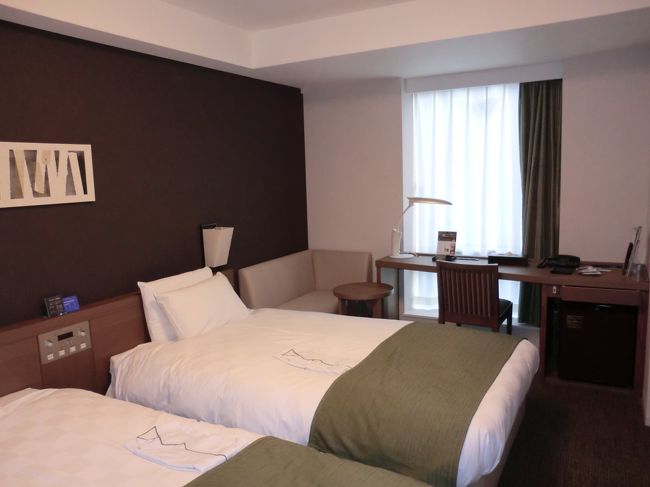 今回のお宿は「ダイワロイネットホテル京都四条烏丸」です。<br /><br />昨年できたばかりのビジネスホテルなので、狭いですが大変綺麗です。<br />綺麗で過ごしやすかったので、また泊りたいホテルです♪