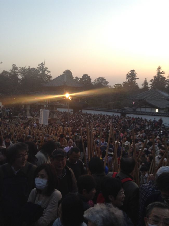 待っている間に人はどんどん集まってきます。