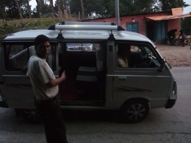 4日目（最終日）の朝。<br />早朝5時過ぎに、ホテルで手配してもらった車でナガルコット展望台へ（往復900ルピー）。バイクなら500ルピーと言われましたが、バイクの後ろに乗るのは苦手なので、車を選択しました。