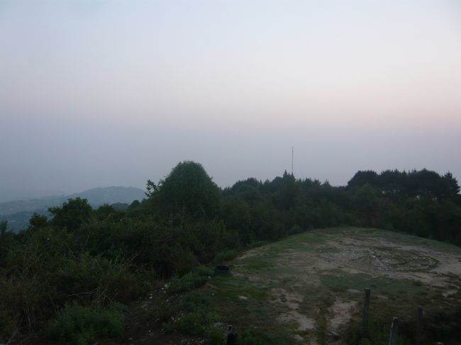 案の定、遠くは霞んでいてヒマラヤは全く見えそうにありません。