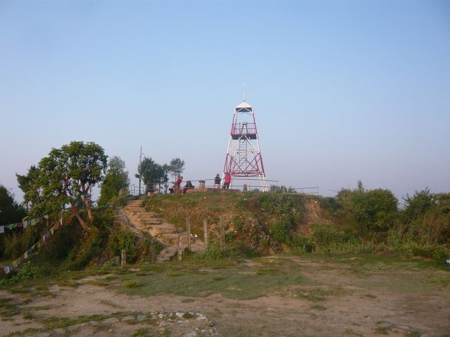 上空は青空なのに残念。やはりこの時期にヒマラヤを見るのは難しいようです。