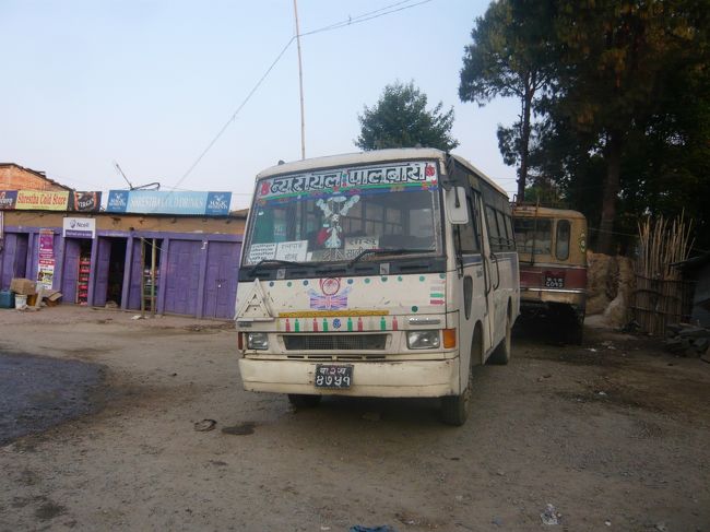 帰りはバス発着場で降ろしてもらいました。<br /><br />ホテルのスタッフから、サクーとボダナートを経由してカトマンズに行くバスは7:00、9:00、13:00発があると聞いたので、7:00発に乗るつもりでしたが、発着場近くにいたネパール人から、バスの時間は7:30で、ボダナートまで2時間以上かかると言われ、タクシーを勧められました。半信半疑でしたが、ボダナートまでかなり時間がかかりそうなことは確かなので、結局、タクシーでボダナートに行くことにしました（2,500ルピー。最初は3,000ルピーと言われました）。