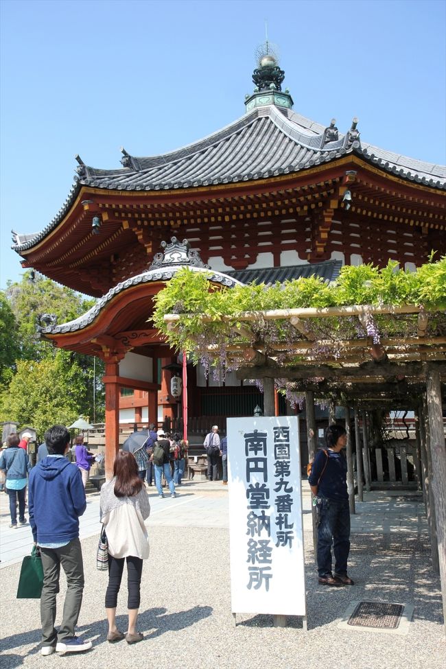 特に行きたいところがあったわけではないので，ブラブラと歩いていきます。<br /><br />まずは興福寺南円堂。<br />北円堂と同時特別公開ということで，多くの人が集まっていました。<br />