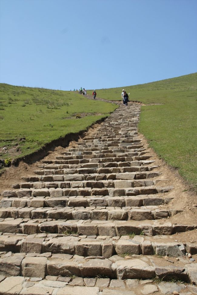 まだ続く。<br />私は10数kgの子供を抱っこしながら登ったので，なかなかハードでした。<br /><br />