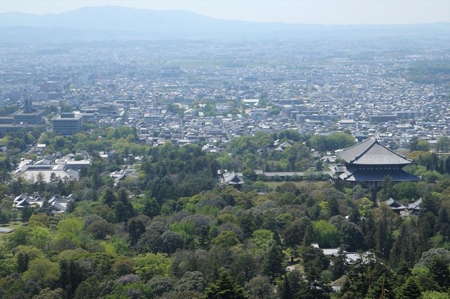 手前には東大寺。<br />遠くには平城宮跡も見えます。<br />さらには奈良ドリームランド跡地なんかも見えたりします。<br />