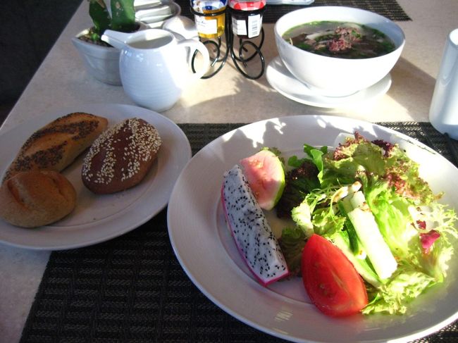 ホテルのレストランで朝食。<br /><br />いつもどおりパンとサラダ。<br /><br />