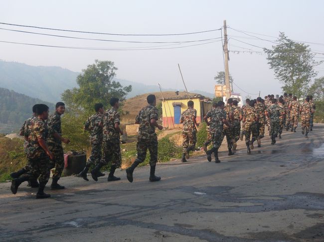道路沿いをネパール軍の兵士が走っていました。<br />徴兵ではなく志願制だそうです。