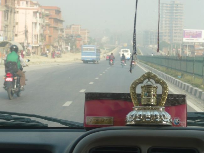 バスと同じサクー経由のルートかと思っていましたが、バクタプル、空港前を経由するルートでボダナートに向かいました。<br /><br />このハイウェイ（空港の南あたり）は、日本のJAICAの支援で建設されたそうです。