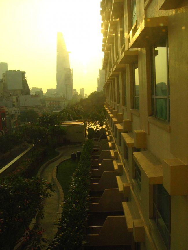 朝6時40分のホーチミン。<br /><br />朝日がまぶしいです。