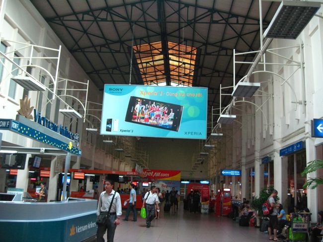 車で空港へ。<br /><br />空港には8時半に到着。<br />