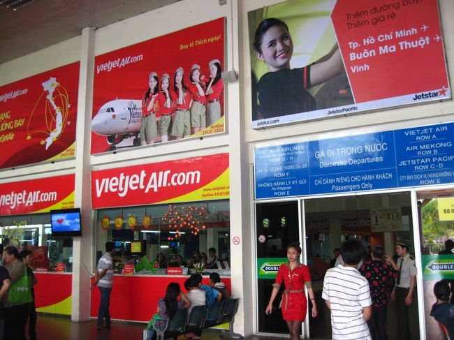 9時55分発のフライトが1時間ほど遅延するということだったので、チェックインを済ませ3人でブラブラ。