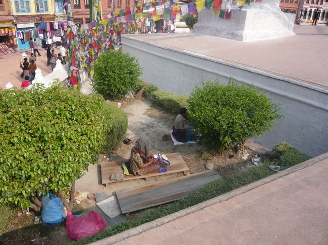 祈りを捧げる人たち