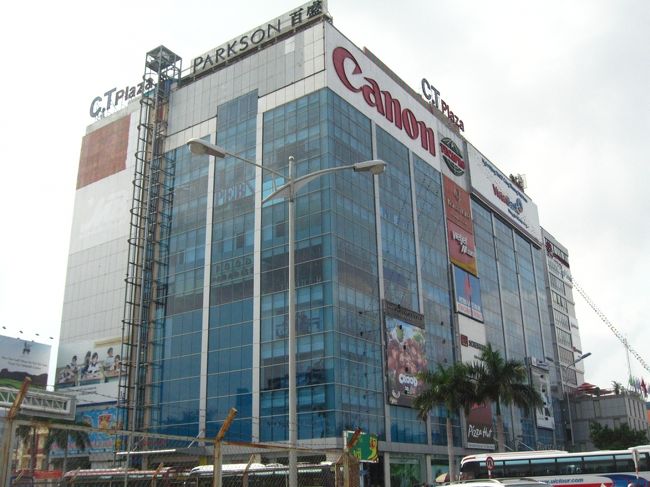 さらに道を渡って、ショッピングセンターみたいなところまで行ってみました。<br /><br />が、まだ9時。ショッピングセンター自体まだオープンしてませんでした。